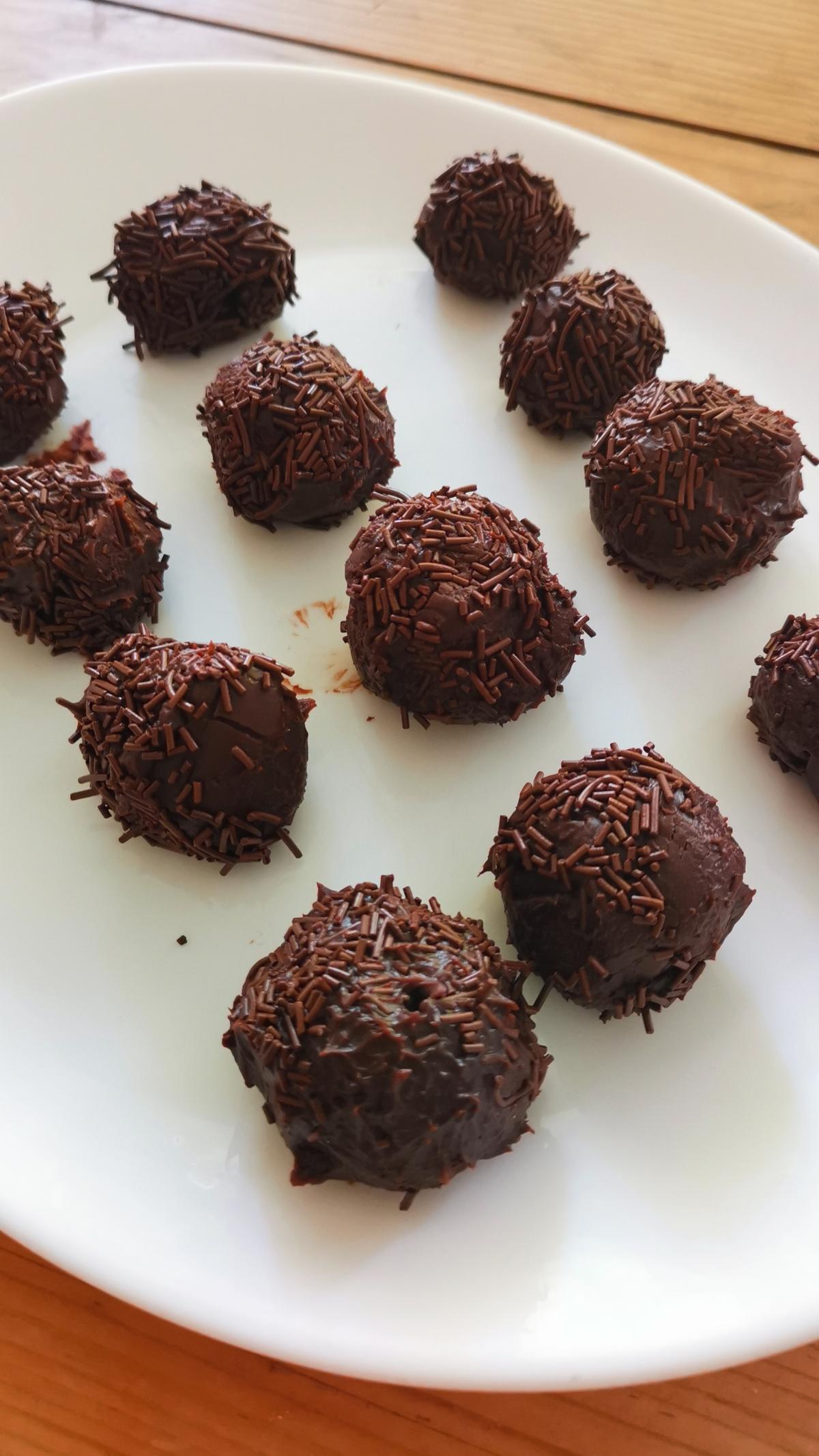 Spanish-Trufas-de-Chocolate-Recipe-Chocolate-Truffles-3.jpg